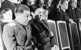 Vasily Stalin'in oğluna veda: Dzhugashvili ailesinden Burdonsky Alexander Vasilyevich Sovyet Ordusu Tiyatrosu'ndan 
